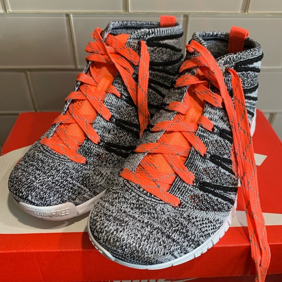 Women’s Nike Flynit Chukka Size 5.5 - Picture 2 of 6